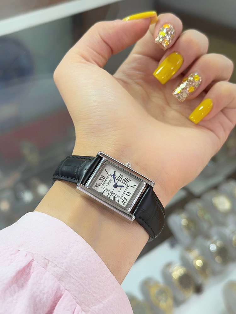 ساعت زنانه طرح کارتیر